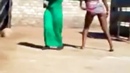 Seksi toket gede full cewek seksi sepatu hak tinggi mendapat ૦